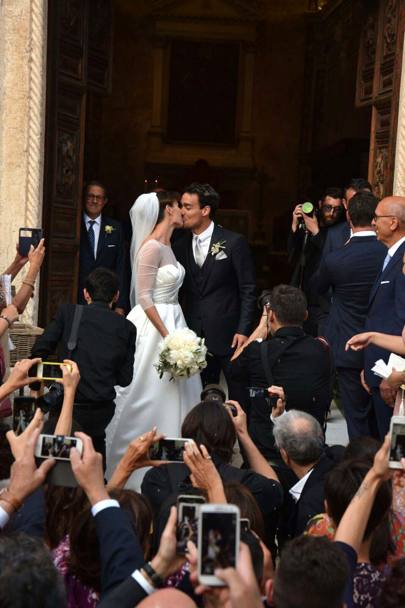 Flavia Pennetta e Fabio Fognini sono marito e moglie: eccoli all&#39;uscita della Cattedrale di Ostuni, davanti ad una selva di telefonini spianati e pronti a immortalare il loro primo bacio da sposi. Arcieri